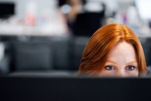 Kobieta pracuje przy komputerze