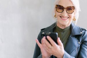 Seniorka ze smartfonem