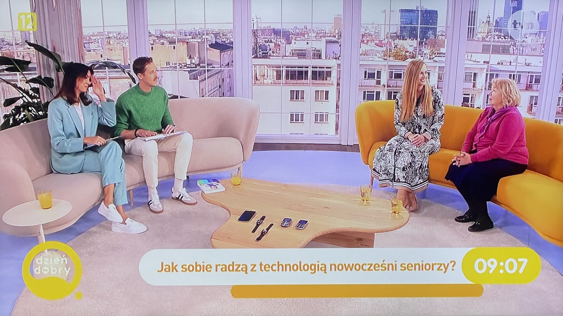 Nowoczesny Senior na kanapie Dzień Dobry TVN